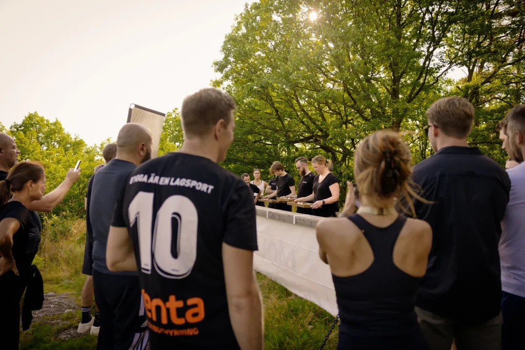 Kollegor vid en MountX-station under ett företagsevent i kvällsljus