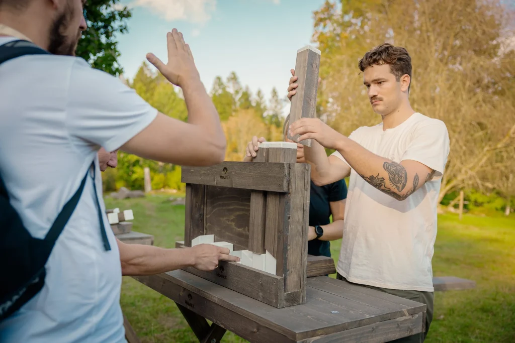 Kollegor som samarbetar vid en MountX-station