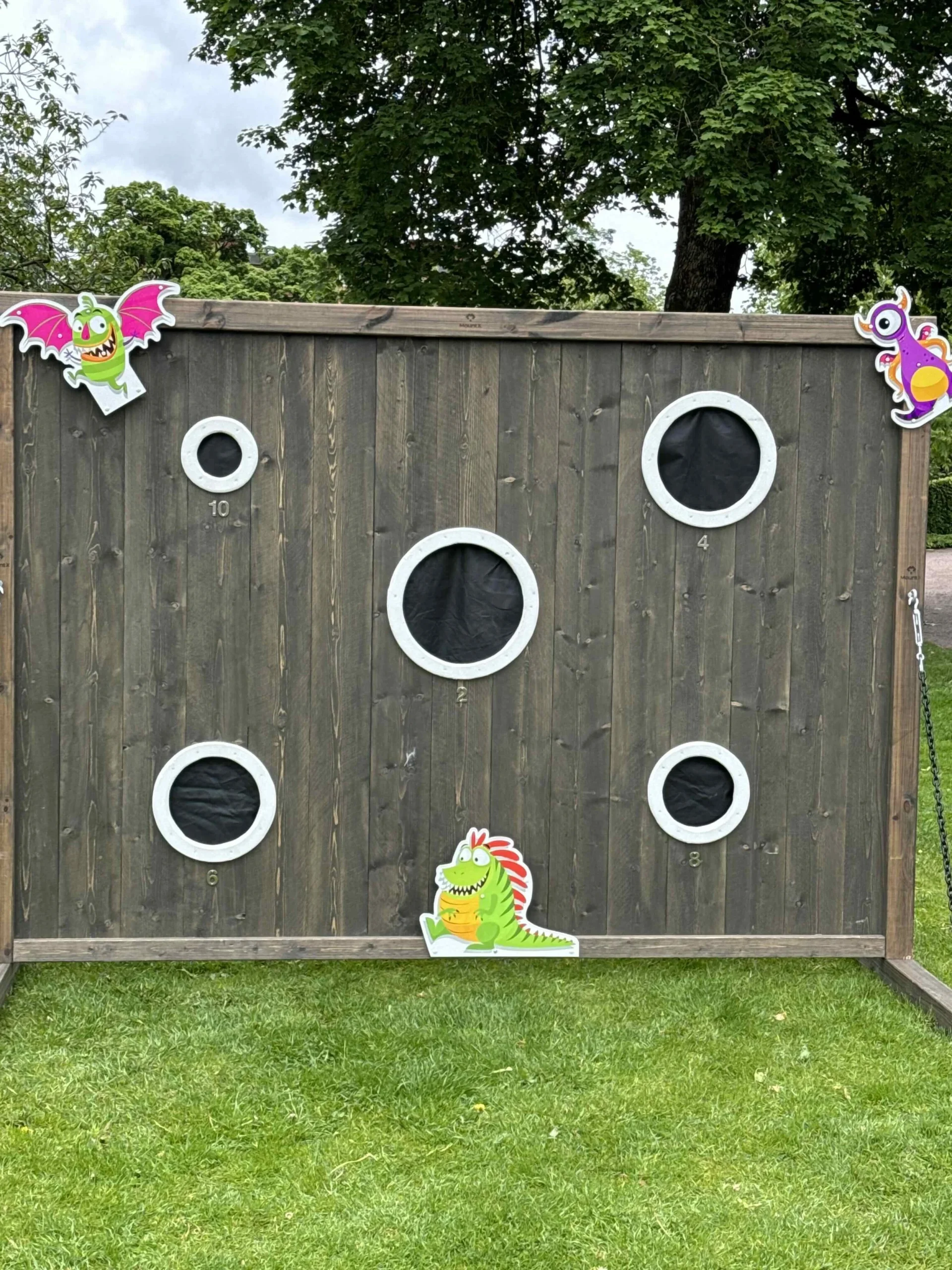 Familj som spelar vid MountX Mini-versionen av Ball Wall