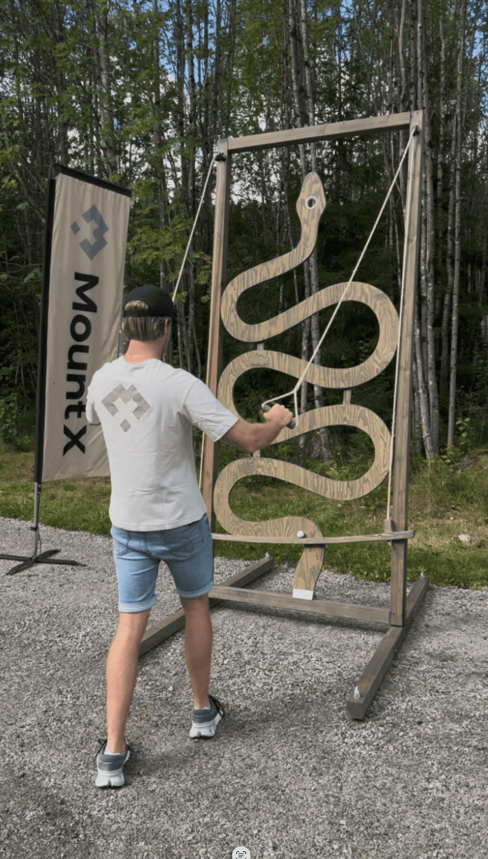 Deltagare styr kulan genom slingan på stationen Snake Wall