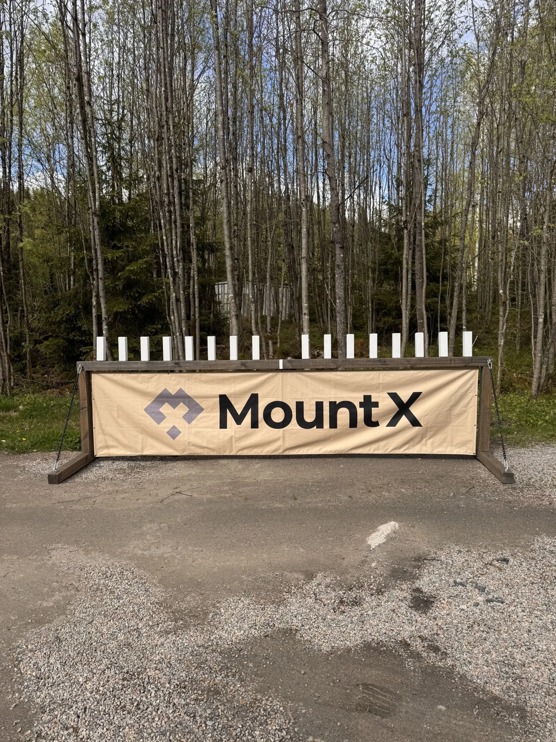 Deltagare kastar mot måltavlan på stationen Timber Strike