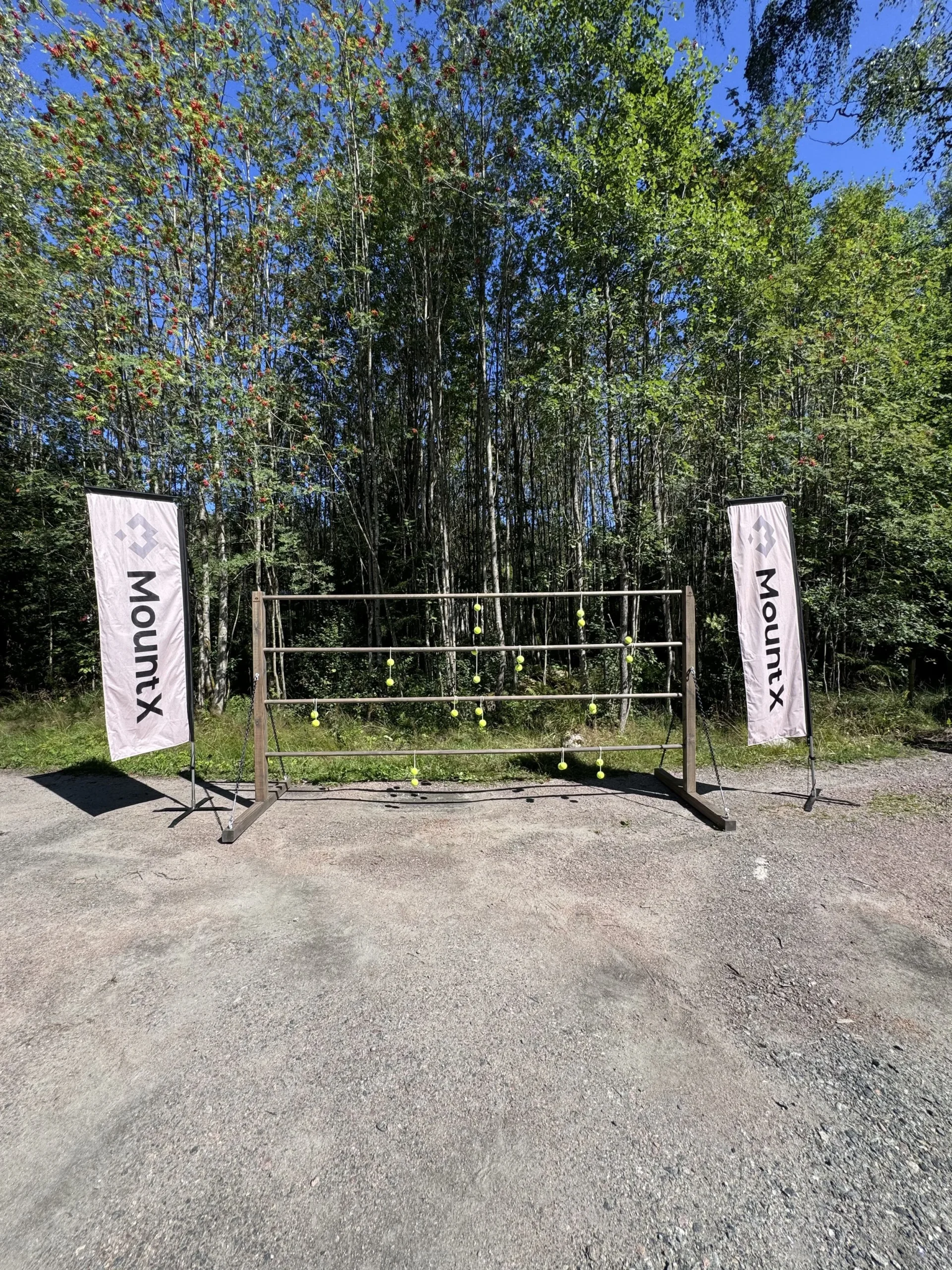 Deltagare kastar mot stegen på stationen Spin Ladder