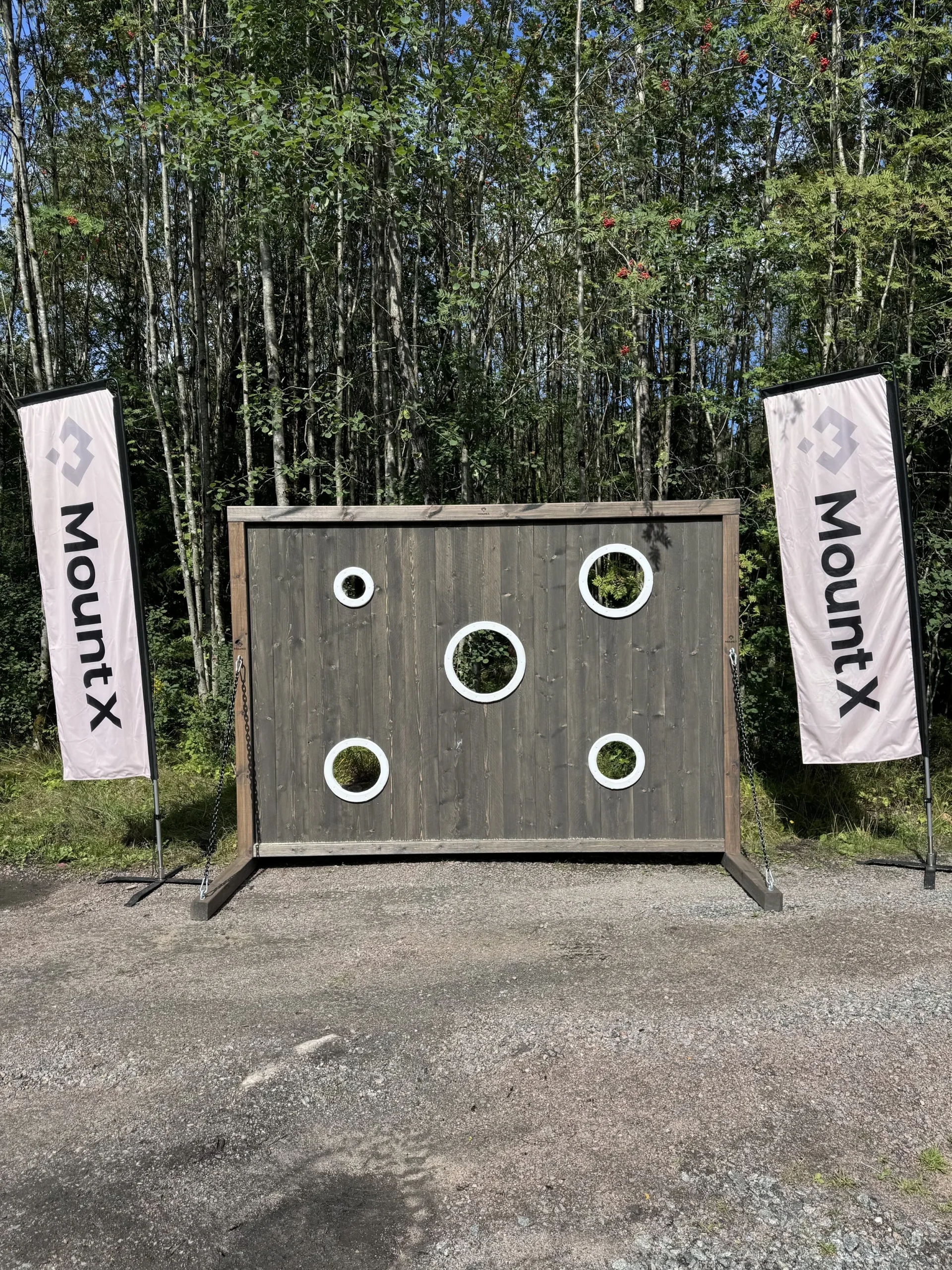 Lag som samarbetar vid bollväggen på stationen Ball Wall