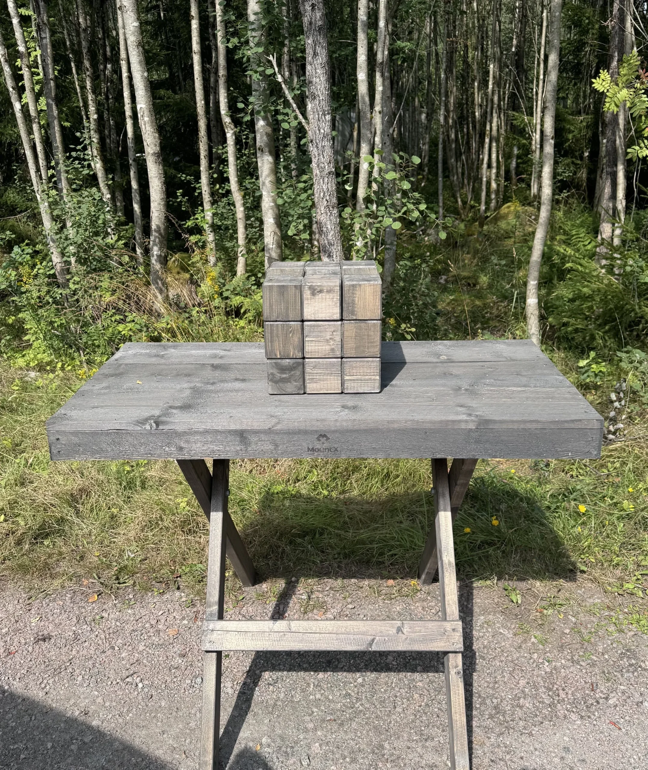 Deltagare bygger kubpusslet på stationen Cube Puzzle