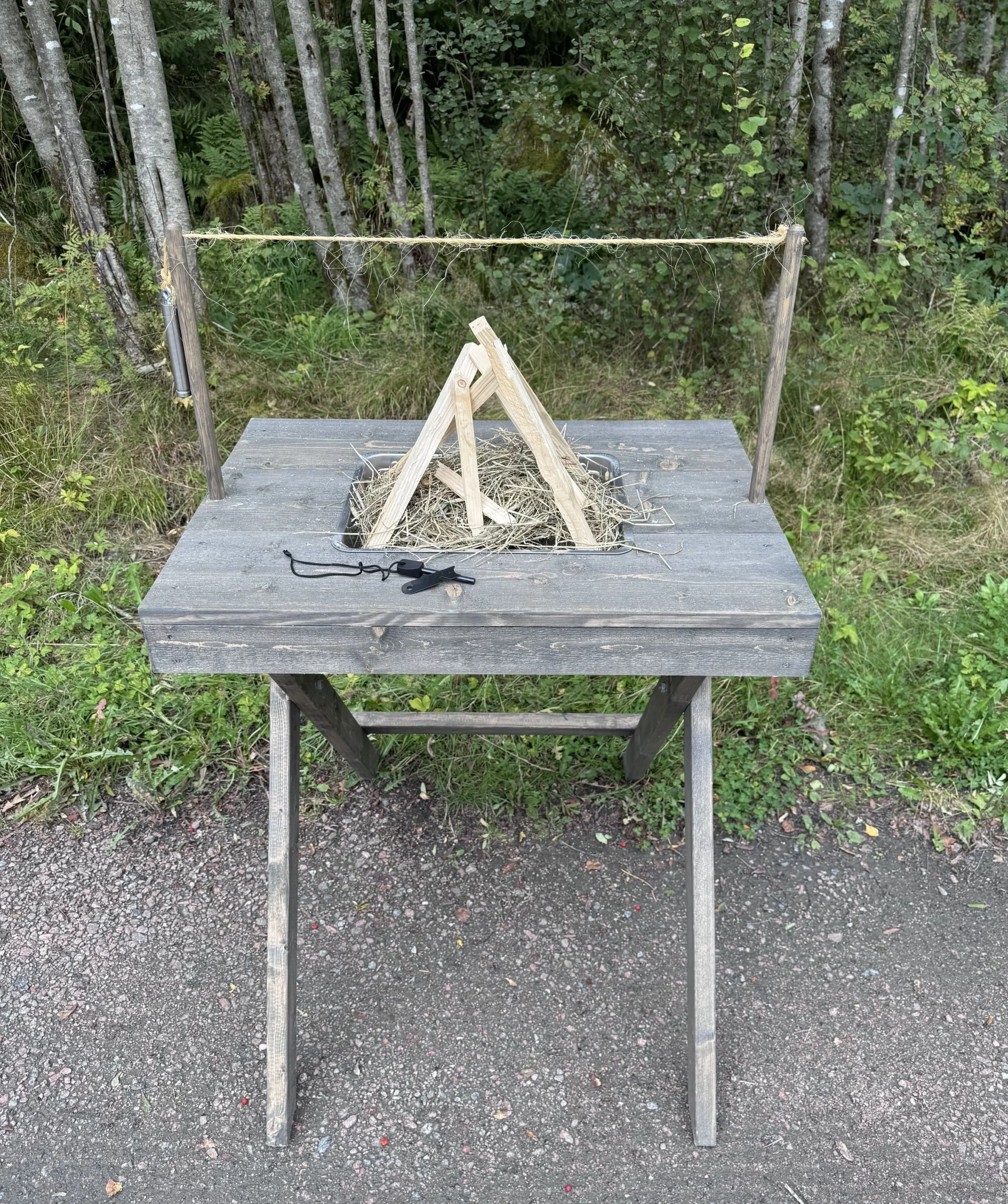 Deltagare tänder eld på stationen Fire Table