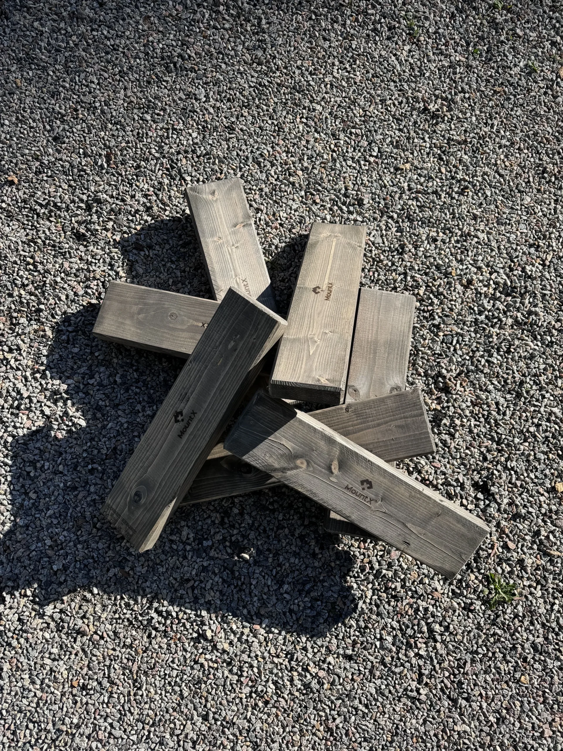 Lag som går på plankstyltor på stationen Wood Stilt