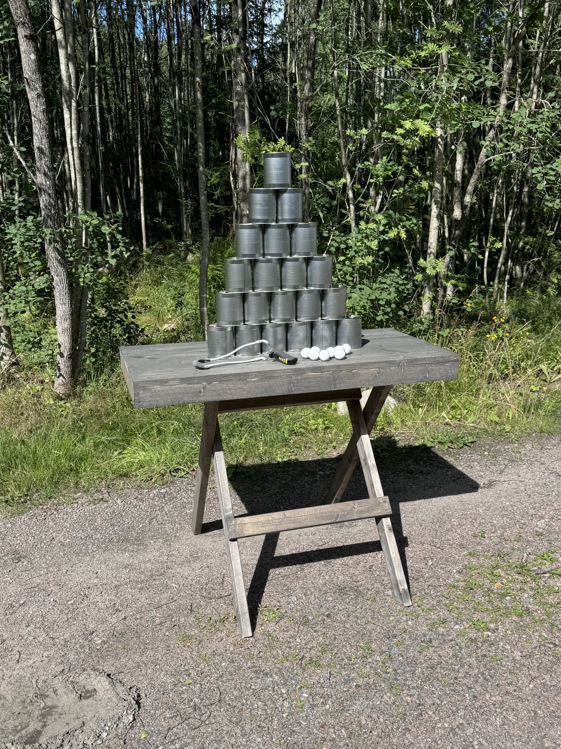 Deltagare siktar med slungan på stationen Slingshot