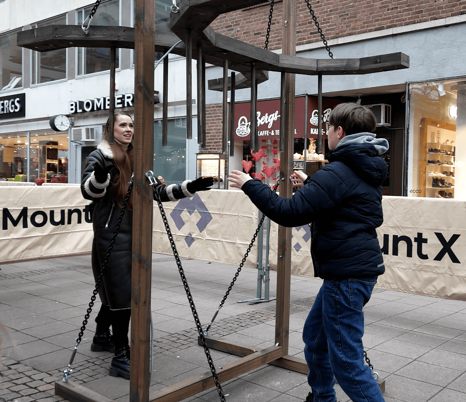 Deltagare fångar den fallande pinnen på stationen Falling Stick