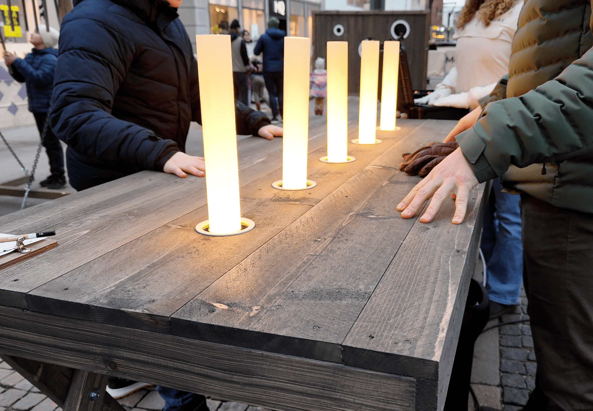 Deltagare vid reaktionsbordet på stationen Reaction Table