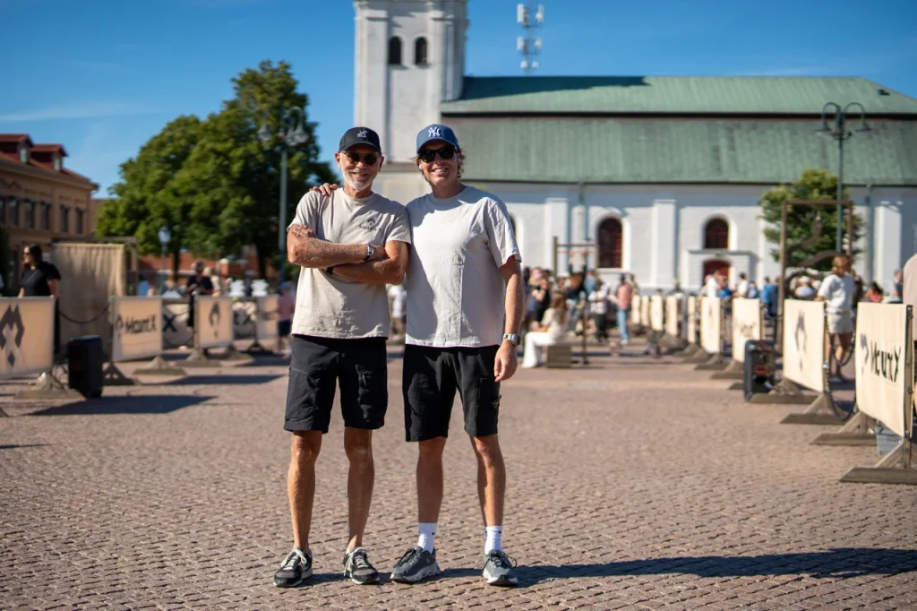 Två personer ur MountX-teamet framför en MountX-bana på ett stadstorg